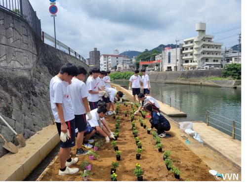 【ホームタウン】長崎市・浦上川緑地帯花壇の草取り・花植え活動を実施しました（7/22） サムネイル